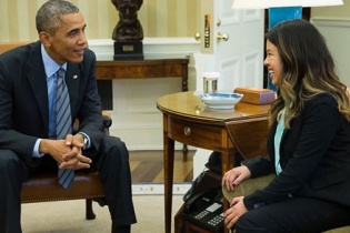 Nữ y tá gốc Việt Nina Pham ôm Tổng thống Obama sau khi xuất viện