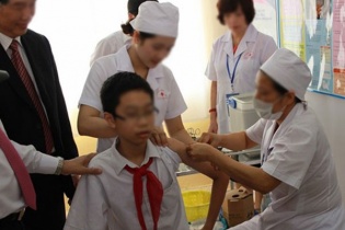Điều chuyển công tác cán bộ y tế tiêm chủng vaccine sởi - rubella nhầm