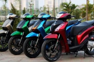 Hái ra tiền với nghề “make up” xe SH