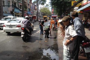 Sài Gòn: Nhiều người dân nhặt vàng giúp một phụ nữ bị cướp