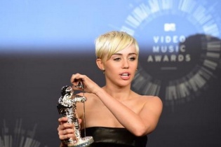 Ca sỹ Miley Cyrus sẽ đóng vai trò người phát ngôn cho Viva Glam