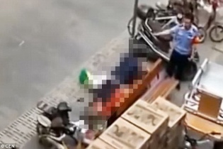 Trung Quốc: Một cặp đôi vô tư "làm chuyện đó" giữa ban ngày