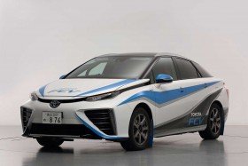 Toyota FCV lăn bánh tranh tài trên đường đua