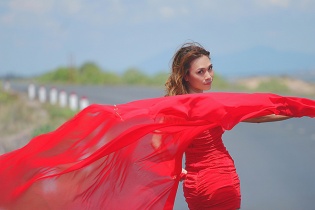 Mỹ Tâm diện đầm đỏ rực cực "sexy" trong MV mới