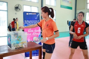 Chân dài bóng chuyền chung tay làm từ thiện