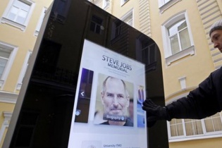 Nga:  Gỡ tượng iPhone khổng lồ vì Tim Cook “tự thú” giới tính