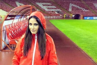 Nữ phóng viên suýt mất việc vì quá quyến rũ