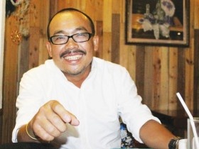 Từ dịch sách sang… bán gà