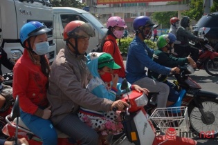 Người dân đổ xô đến Khu du lịch Đại Nam, mọi ngả đường kẹt cứng