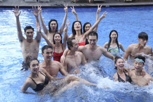Vietnam’s Next Top Model: Top 14 khoe dáng chuẩn tại hồ bơi