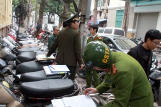 Dịch vụ trông giữ xe bát nháo: Chính quyền thờ ơ, vi phạm dai dẳng