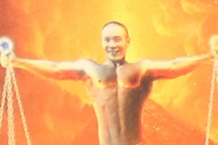 Công Lý mặc thiếu vải lên bìa sách luật: Hài hước hay thiếu văn hóa?