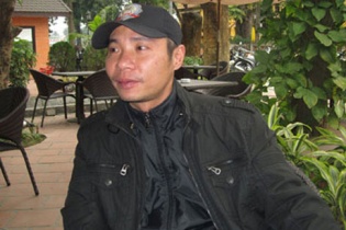 Diễn viên Công Lý bức xúc trước hình ảnh mặc "quần nhỏ” lên bìa sách luật