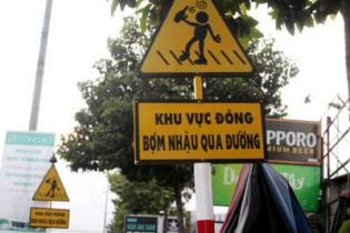Kỳ lạ biển báo “Khu vực đông bợm nhậu qua đường”