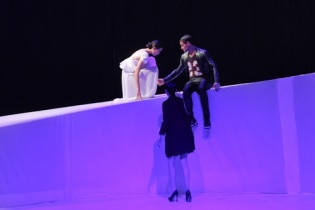 Thí sinh Vietnam"s Next Top Model liên tục "vồ ếch" trên sàn catwalk!