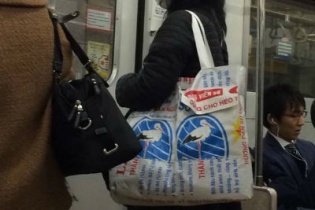 Bao bì cám con cò Việt Nam thành túi thời trang trên đường phố Nhật