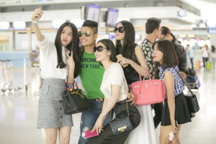 Ngọc Trinh và dàn chân dài Venus sành điệu tại sân bay