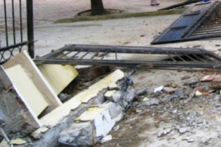 Cổng trường tiểu học đổ đè chết cháu bé lớp 3