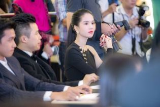 Giám khảo Ngọc Trinh diện váy đen huyền bí tại cuộc thi Siêu mẫu Malaysia