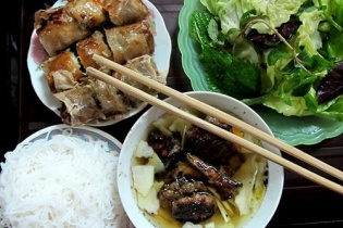 Bún chả, trứng vịt lộn lọt top 10 món ăn đường phố ngon nhất thế giới
