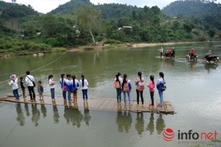 200 học sinh bám dây vượt suối đối diện "hà bá" để tới trường