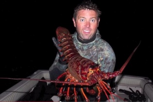 Ngư dân bắt được một con tôm hùm khổng lồ 5,4kg