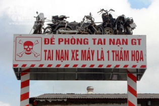 Tặng bằng khen cho doanh nhân tạo ra biển cảnh báo TNGT “độc”, “lạ”