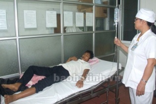 Hà Tĩnh: Rắn lục đuôi đỏ cắn 2 người nhập viện