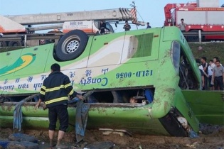 Nghệ An: Lật xe đi ăn cưới, gần 20 người thương vong