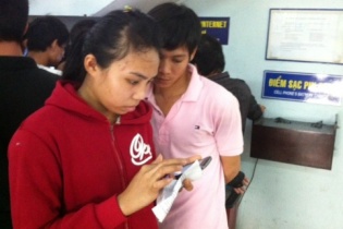 Người dân ngỡ ngàng ngày đầu mua vé tàu qua mạng