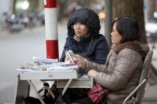 Người Hà Nội co ro trong giá lạnh đầu mùa