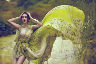 Cao Thùy Linh mỏng manh gợi cảm “phiêu” cùng váy lụa