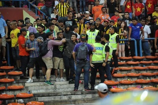 Báo Malaysia chỉ trích đội tuyển và cổ động viên nước nhà