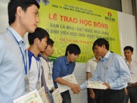 Đạm Cà Mau trao học bổng “hạt ngọc mùa vàng” cho sinh viên ĐH Cần Thơ