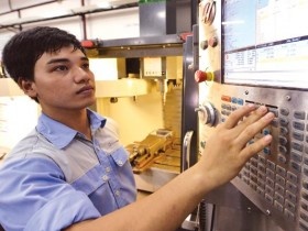 Đầu tư sản xuất ốc vít hay công nghệ gốc?