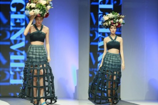 Hoa hậu Thùy Dung gặp sự cố giẫm rách váy trên catwalk