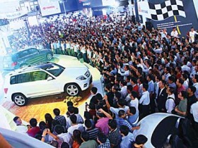 Thị trường ô tô, xe máy nóng từng ngày
