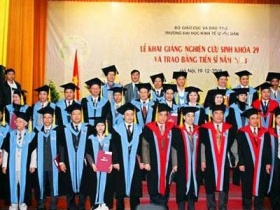 Tiến sỹ phải giao tiếp bằng ngoại ngữ trôi chảy