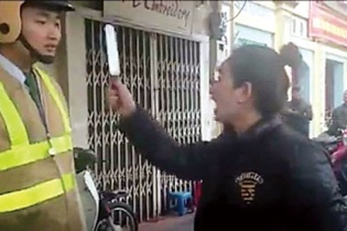 Tướng Chung nói gì về vụ phụ nữ "múa dao" dọa CSGT?