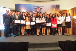 AmCham Hanoi trao học bổng cho 40 sinh viên xuất sắc