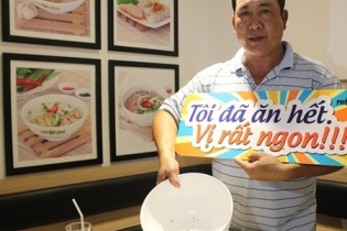 Thử thách "ăn phở khổng lồ" được thưởng tiền ở Việt Nam lên báo nước ngoài
