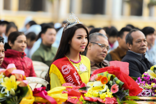 Hoa hậu Kỳ Duyên hạnh phúc về thăm trường cũ