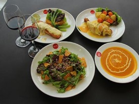 Giáng sinh ấm áp tại Givral Café