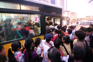 Hà Nội kiểm tra, xử lý nạn quấy rối tình dục trên xe buýt, nơi công cộng
