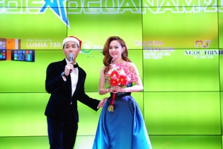 Minh Hằng và Sơn Tùng M-TP xúc động nhận giải "mỹ nam, mỹ nữ" của năm