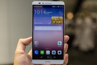 Huawei “đá xoáy” Apple và Samsung