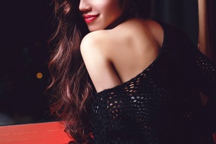 Elly Trần tung ra bộ ảnh nóng bỏng chào đón Noel