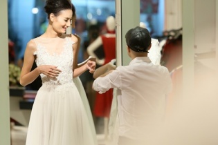 NTK Đỗ Mạnh Cường giúp "nàng thơ" Lê Thúy thử váy cưới