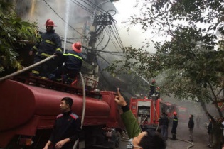 Cơ sở sản xuất vàng mã phố Hàng Bồ cháy dữ dội