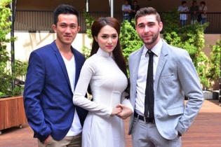 Hương Giang Idol mặc kín đáo vẫn bị bạn trai ở cạnh “giám sát“